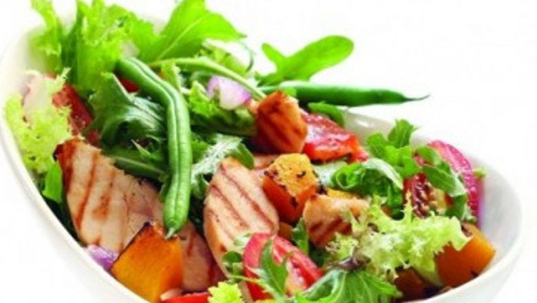 Salată cu fasole verde: O delicatesă sănătoasă și versatilă pentru fiecare masă