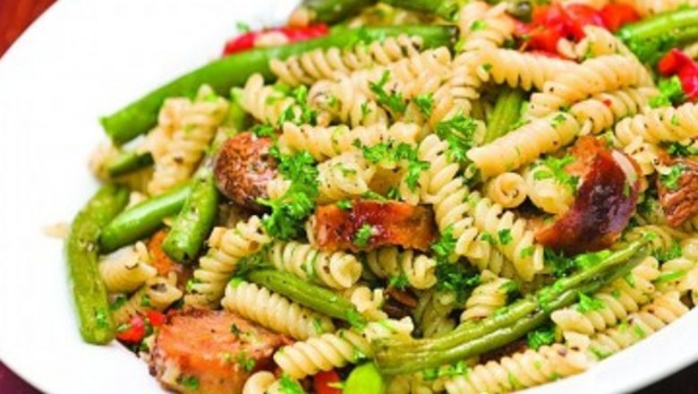 Beneficiile unei rețete sănătoase: Cum pastele cu fasole verde și pui afumat pot transforma dieta zilnică