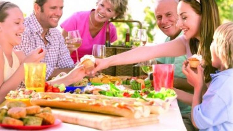Microbii din Farfurie: Cum să Te Protejezi de Toxiinfecțiile Alimentare