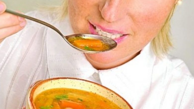 Cura cu supă de varză: O soluție temporară sau o capcană pentru sănătate?