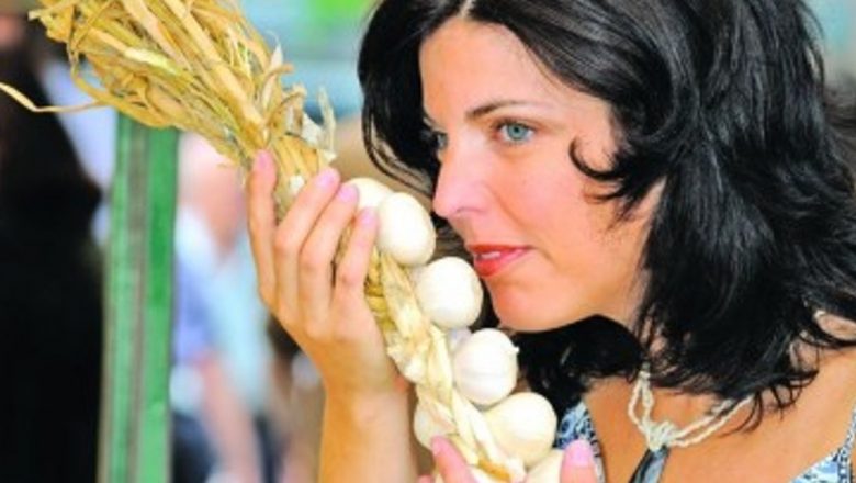 Usturoiul și Alte Condimente de Toamnă: Beneficii, Tradiții și Impact Asupra Sănătății