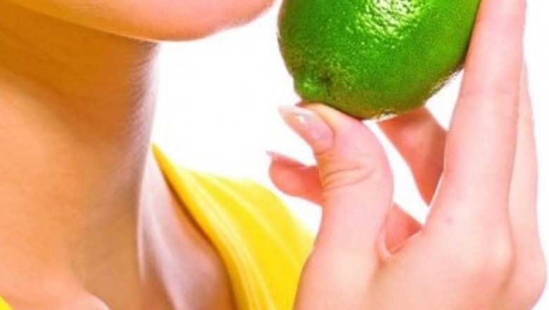 Remedii Naturale pentru Răguşeală: Eficienţa Mierii şi a Lămâii în Tratamentele Respiratorii