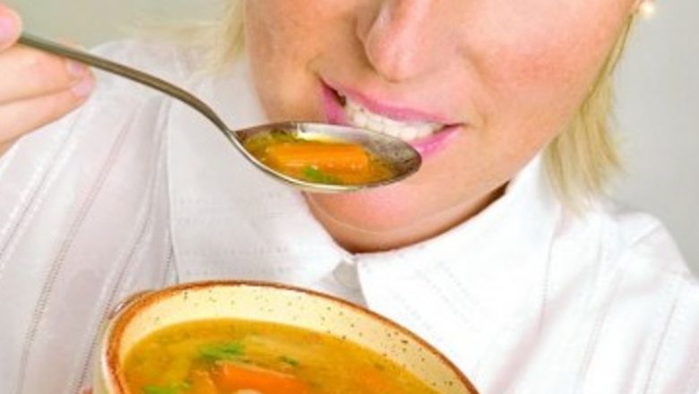 Beneficiile Supelor Calde și Remediile Naturale în Combaterea Răcelilor și A Inflamațiilor