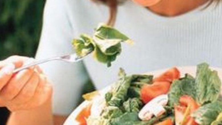 Dieta Mediteraneană: Un Scut împotriva Cancerului Stomacal?