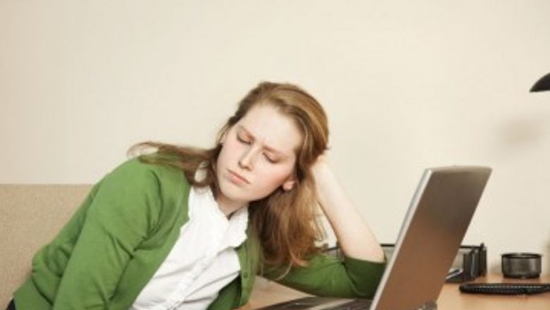 Dependența de Internet: Un Risc Crescând pentru Sănătatea Mentală și Implicațiile Sale Sociale
