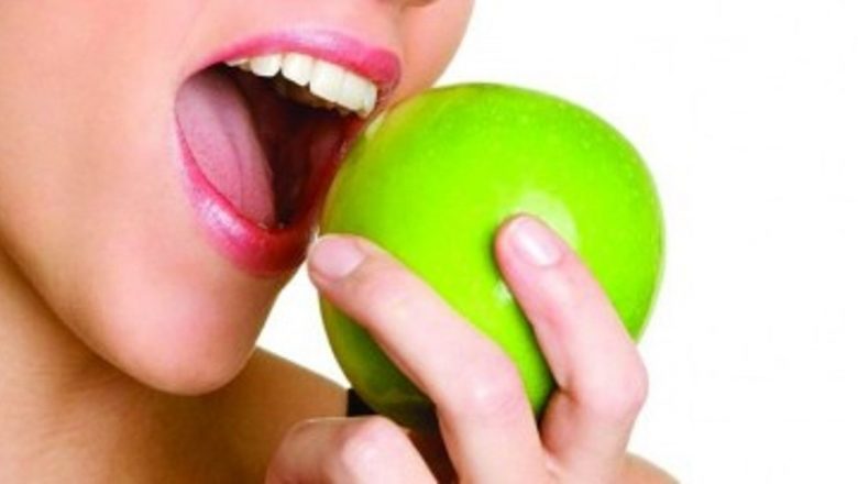 Mărul și Albul Dinților: O Analiză Detaliată a Metodelor Naturale și Profesionale pentru Îngrijirea Danturii