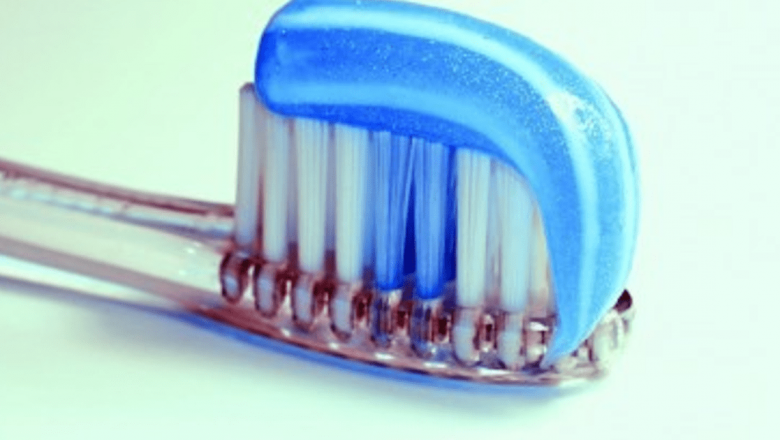 Bacteriile din periuța de dinți: O amenințare invizibilă pentru sănătatea orală
