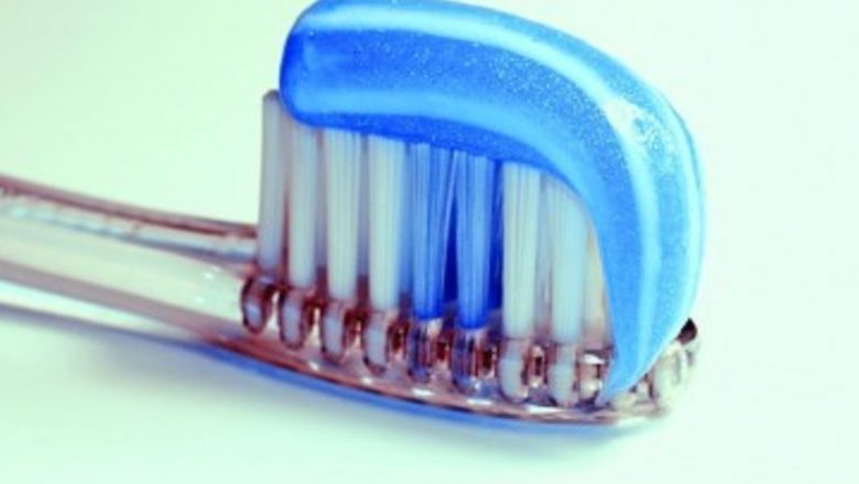 Bacteriile din periuța de dinți: un pericol ascuns pentru sănătatea orală