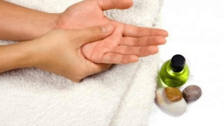 Îngrijirea Mâinilor: Tratamente Naturale pentru Pielea Uscată