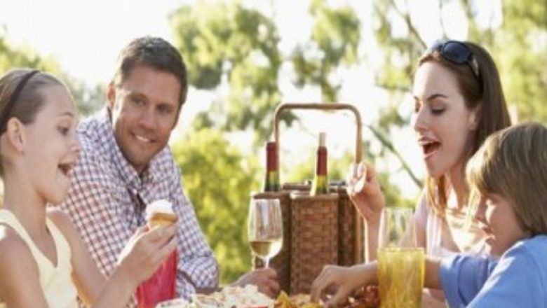 Impactul socializării asupra obiceiurilor alimentare: De ce mâncăm mai mult în compania altora