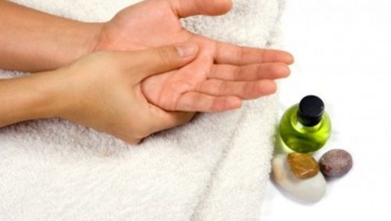Îngrijirea Mâinilor: Soluții Naturale pentru Pielea Uscată
