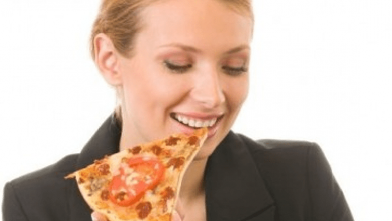 Obiceiurile alimentare la birou: 68% dintre români aleg prânzul la birou și impactul asupra sănătății și productivității