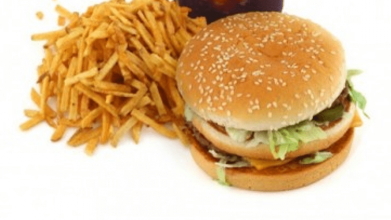 Impactul Consumul de Fast-Food: Cum Patru Săptămâni de Dietă Nesănătoasă Pot Afecta Ani de Viață