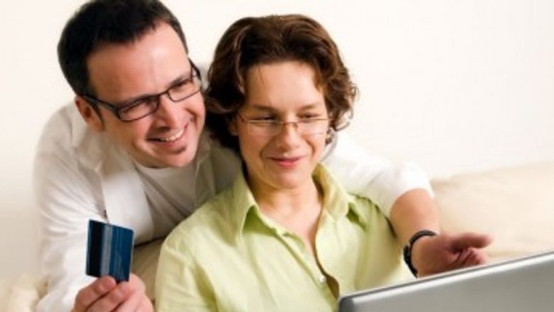 Laptopul și Sănătatea: Cum Utilizarea Greșită Poate Aduce Probleme Musculare și Dermatologice