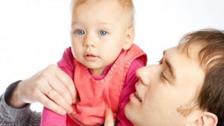 Hormonii care Transformă Bărbații în Tătici: O Analiză Detaliată a Rolului Hormonilor în Paternitate
