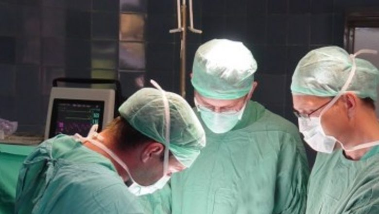 Scolioza: O luptă de peste 90 de grade – Cazul unic al tinerei operate în București