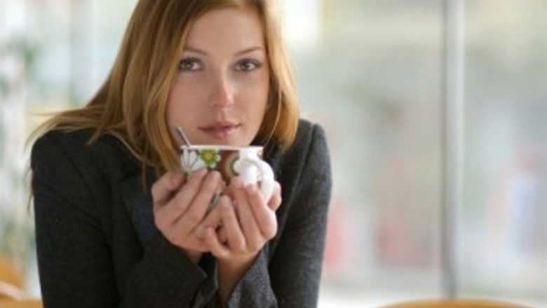 Ceaiul Verde și Cancerul la Sân: O Analiză Detaliată a Noilor Descoperiri Științifice