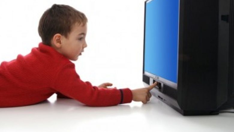 Impactul Televizorului și Calculatorului asupra Sănătății Mintale a Copiilor: O Analiză Detaliată