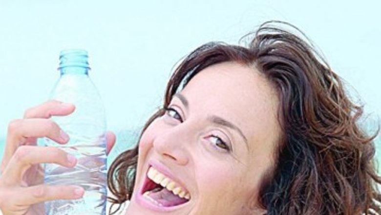 Importanța Hidratației și a Alimentației în Combaterea Acneei: O Analiză Detaliată