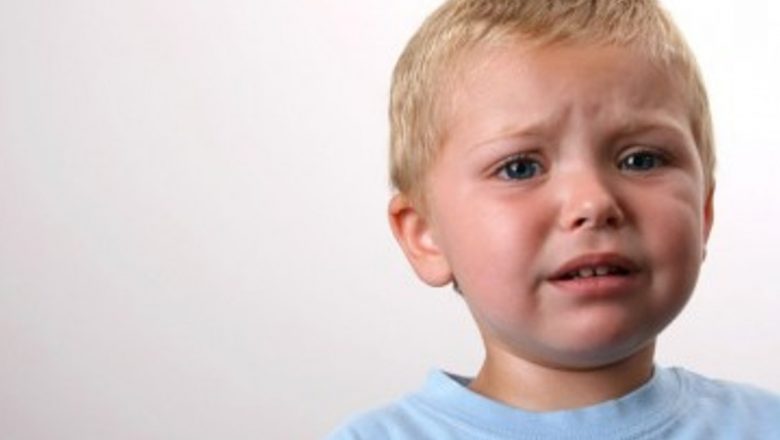 Râsul și plânsul: Între instinct și învățare în expresia emoțională