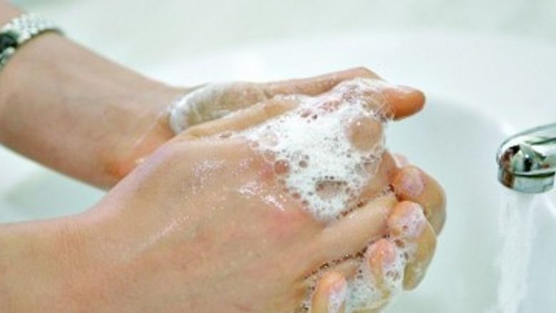Importanța spălatului pe mâini: o barieră esențială împotriva răcelilor și bolilor infecțioase