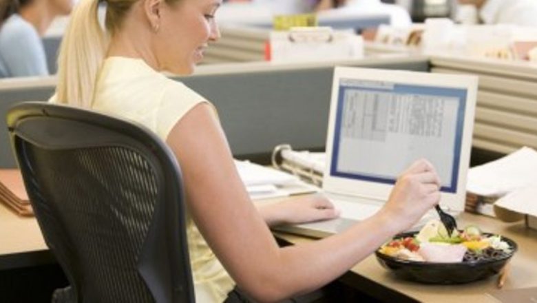 Impactul Mâncatului la Birou: Cum Lucrul la Calculator Ne Afectează Obiceiurile Alimentare