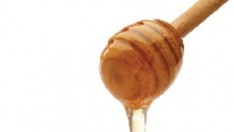 Mierea și Sugarii: De Ce Este Interzisă Consumul de Miere pentru Bebeluși