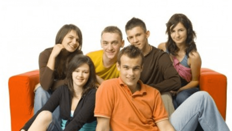 Importanța Cunoașterii Anturajului Copilului Tău: O Privire Asupra Impactului Social în Adolescență