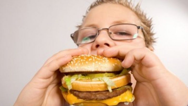 Impactul suprasolicitării părinților asupra sănătății copiilor: Studiile recente arată legătura dintre muncă și obezitate infantilă