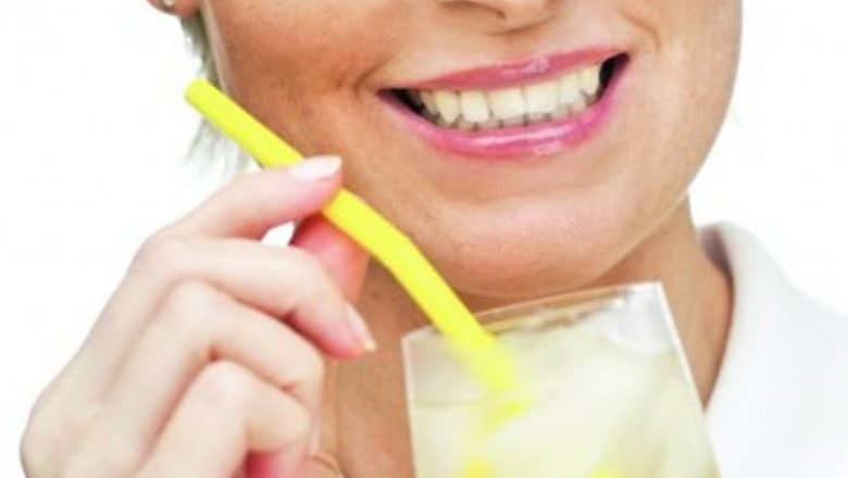 Beneficiile Sucului de Lămâie asupra Sănătății Gingivale și Nu Numai