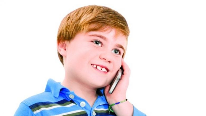 Decizia de a Cumpăra un Telefon Mobil pentru Copil: Între Necesitate și Pericol