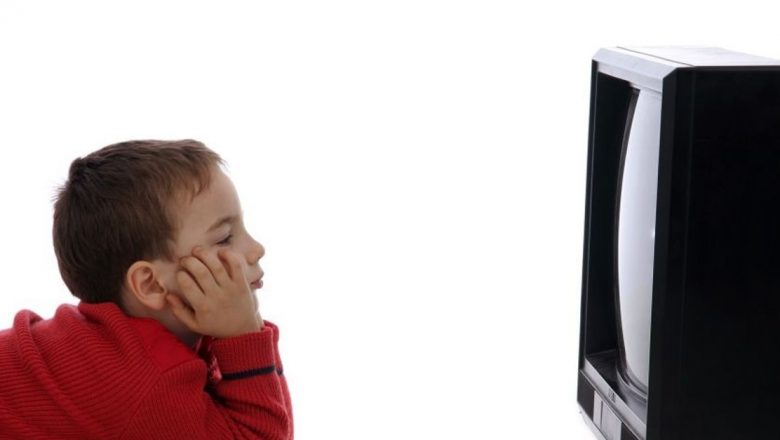 Impactul Televizorului asupra Dezvoltării Copiilor: Ghid pentru Părinți