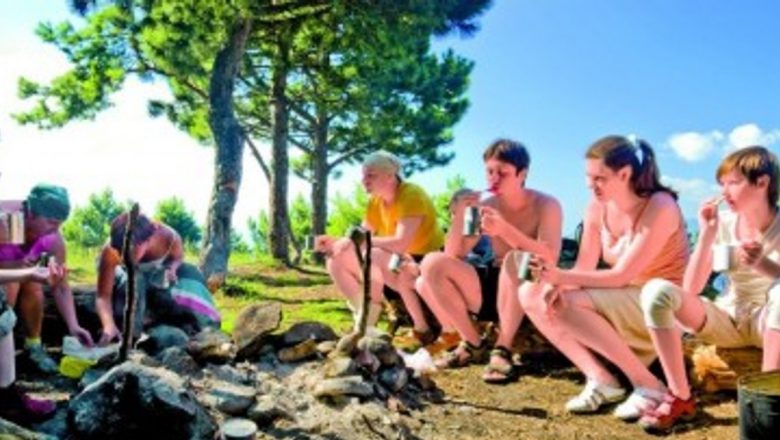 Taberele de Vară: Oportunități pentru Tineri în Locul Tehnologiei