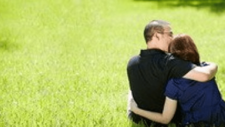 Bărbații și nevoia de îmbrățișări: O analiză profundă a relațiilor de lungă durată