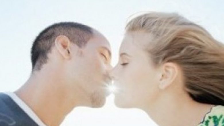 Primul Contact Sexual: O Analiză Detaliată a Implicațiilor Fizice și Emoționale