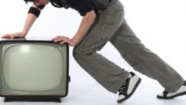 Impactul sedentarismului: Cum o oră de televizor îți scurtează viața cu 22 de minute