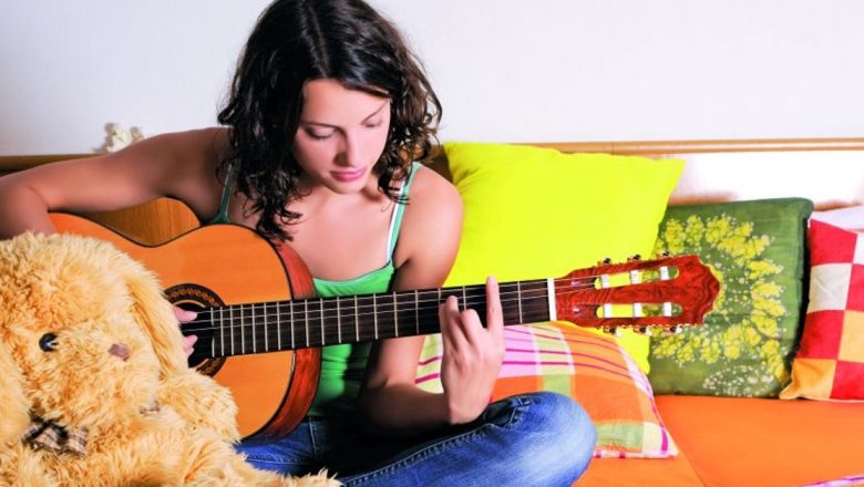 Provocările Intimității în Adolescență: O Analiză a Relației Părinți-Adolescenți