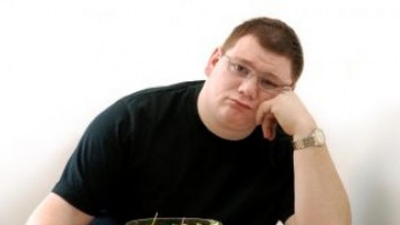 De ce oamenii supraponderali mănâncă mai puțin: O analiză profundă a obiceiurilor alimentare și a metabolismului