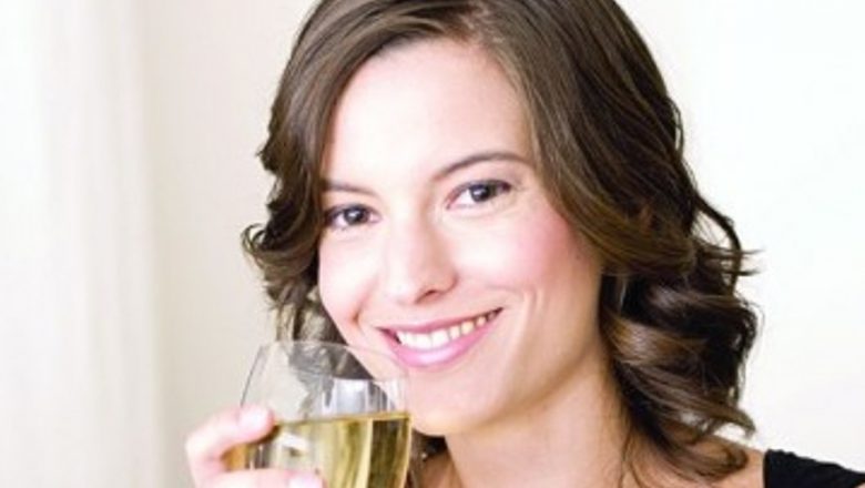 Impactul Vinului Alb Asupra Danturii: Studiu și Implicații Pe Termen Lung