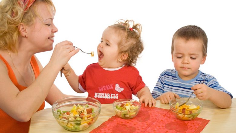 Ghid complet: Alimentația bebelușilor – cât și ce mănâncă micuții pe zi