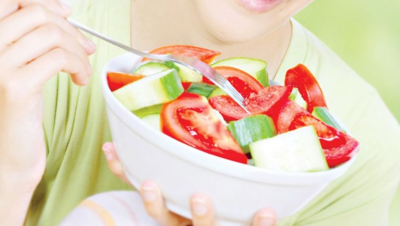 Ghidul Complet pentru O Salată Perfectă: Sănătate, Savoare și Creativitate în Farfurie