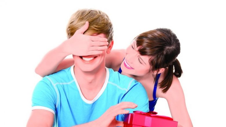 De ce este atât de greu să spunem “te iubesc”? O privire asupra provocărilor emoționale și sociale