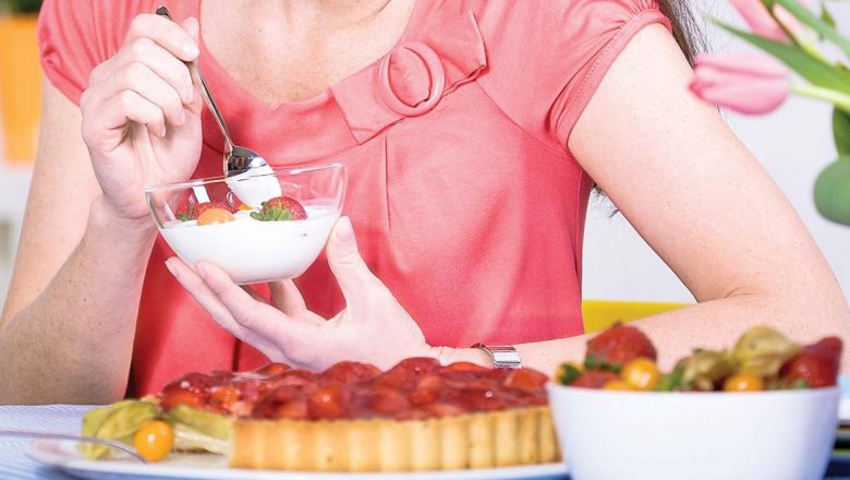 Beneficiile iaurtului cu fructe la micul dejun: O alegere sănătoasă pentru un start energic