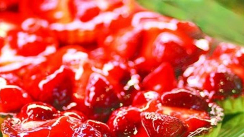 Sezonul Căpșunilor: Cum să Prepari o Tartă Delicioasă și Sărbătorească