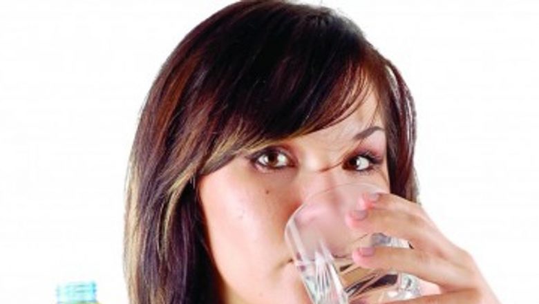 Importanța Hidratației: De Ce Trebuie Să Consumăm Cel Puțin 6 Pahare de Apă Zilnic?
