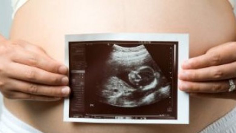 Intervenția Medicilor: O Tumoră Rară Îndepărtată În Utero – Povestea Emoționantă a unei Fetițe și Implicațiile Sale Medicale
