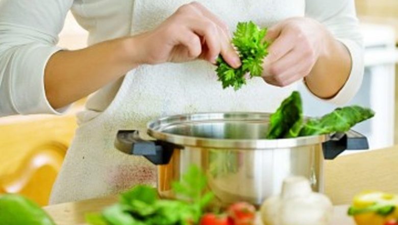 Ghidul Vieții Sănătoase: Cinci Sfaturi Esențiale pentru O Alimentație și Un Stil de Viață Echilibrat