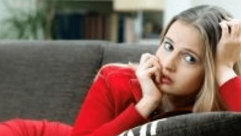 Înțelegerea Sindromului Premenstrual: Simptome, Cauze și Soluții