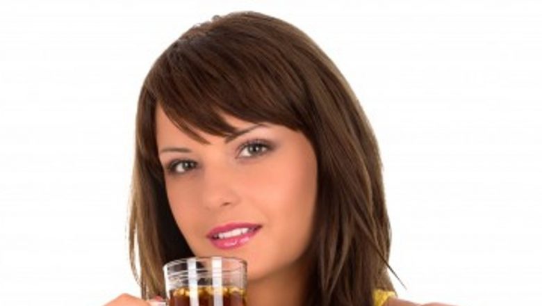 Băuturi care te întineresc: Secretele pentru o piele catifelată, păr strălucitor și estomparea ridurilor