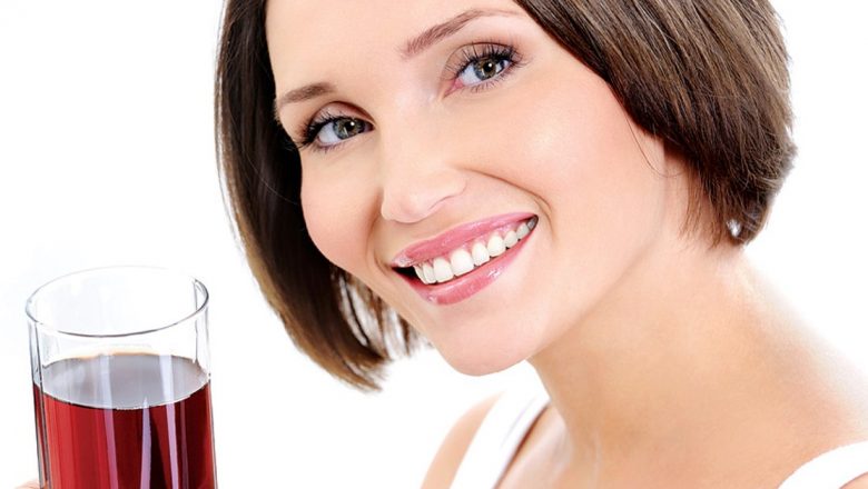 Beneficiile sucului de rodii în combaterea durerilor de cap și altor simptome menopauzale